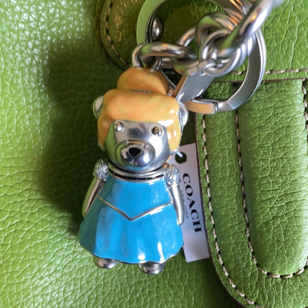 Gorgeous Coach x Disney, Cinderella fob 🌺 - Picture 5 of 9